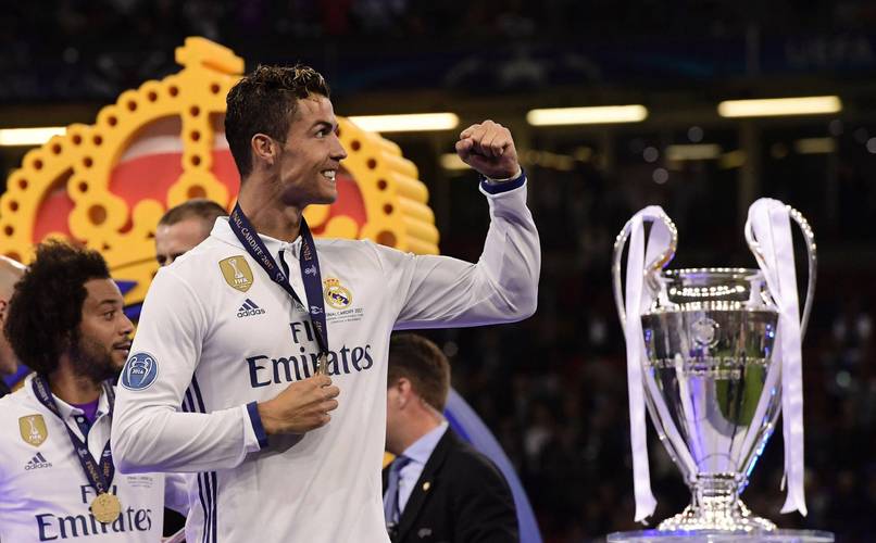 皇马右后卫告急！哈维·阿隆索面临五大选择，巴尔韦德成最佳替身（皇马右后卫告急：哈维·阿隆索权衡五种方案，巴尔韦德被视为最佳替代者）