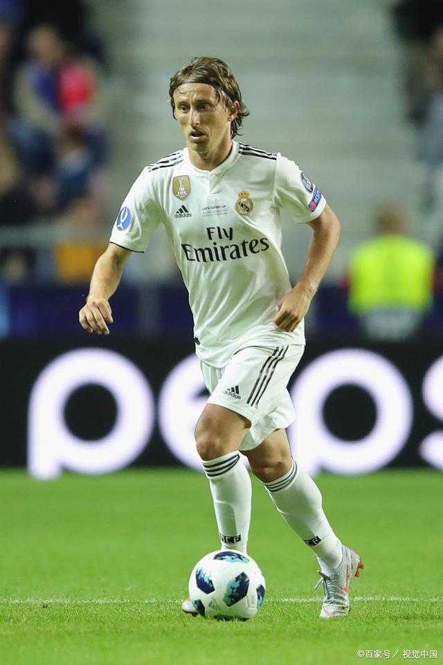 斯凯利晒穿齐达内、博格巴尤文球衣照，尤文球迷留言“快来”（斯凯利晒出身穿齐达内、博格巴款尤文球衣的照片，尤文球迷高呼：快来！）