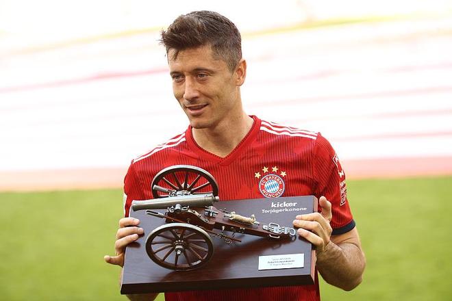 远在迈阿密心系罗马，托蒂和坎德拉用手机观看老东家焦点大战（托蒂与坎德拉身在迈阿密，仍用手机观看罗马焦点战）