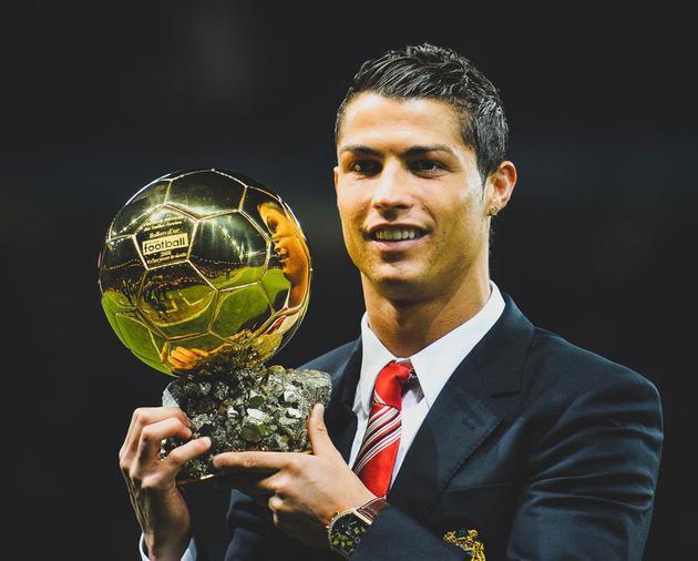 扛起老鹰进攻！亚历山大-沃克半场高效20分带队追分（亚历山大-沃克半场轰20分，领衔老鹰展开追分潮）