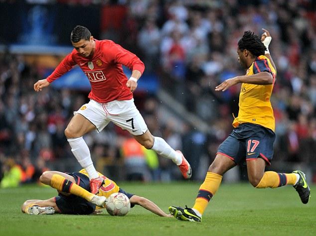 2025中超大结局：海港卫冕申花亚军 梅州亚泰降级（2025中超收官：海港成功卫冕，申花获亚军，梅州与亚泰降级）