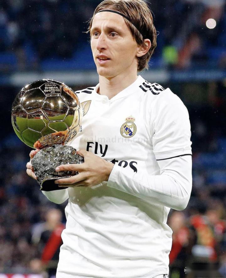 山东泰山今天下午在基地举行球迷开放日，一百多名球迷到场（山东泰山今日下午在基地举行球迷开放日，吸引百余名球迷到场）