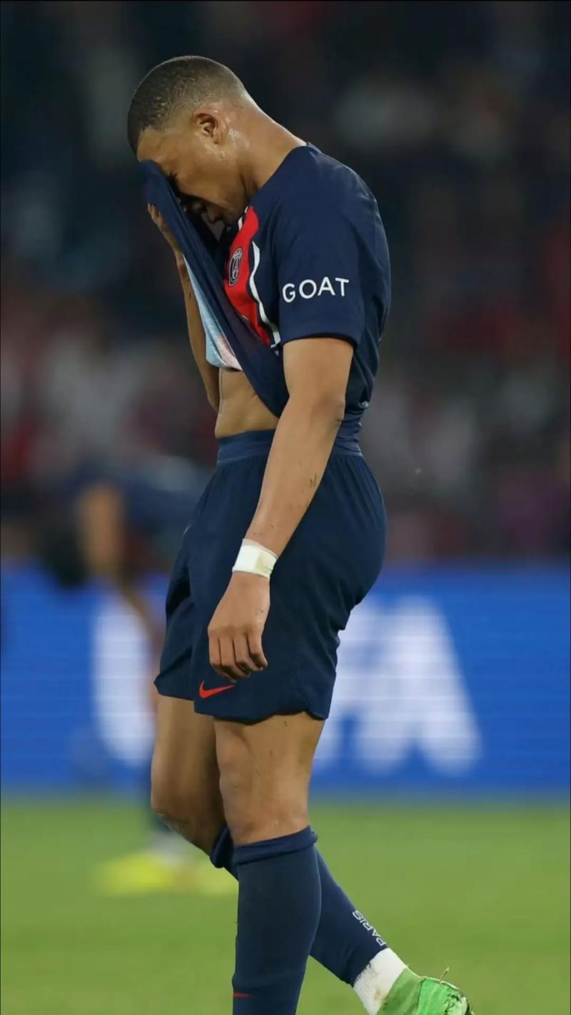 德媒：法兰克福为巴霍亚标价至少8000万欧，阿森纳正在关注他（德媒称法兰克福为巴霍亚开价至少8000万欧元，阿森纳正密切关注）